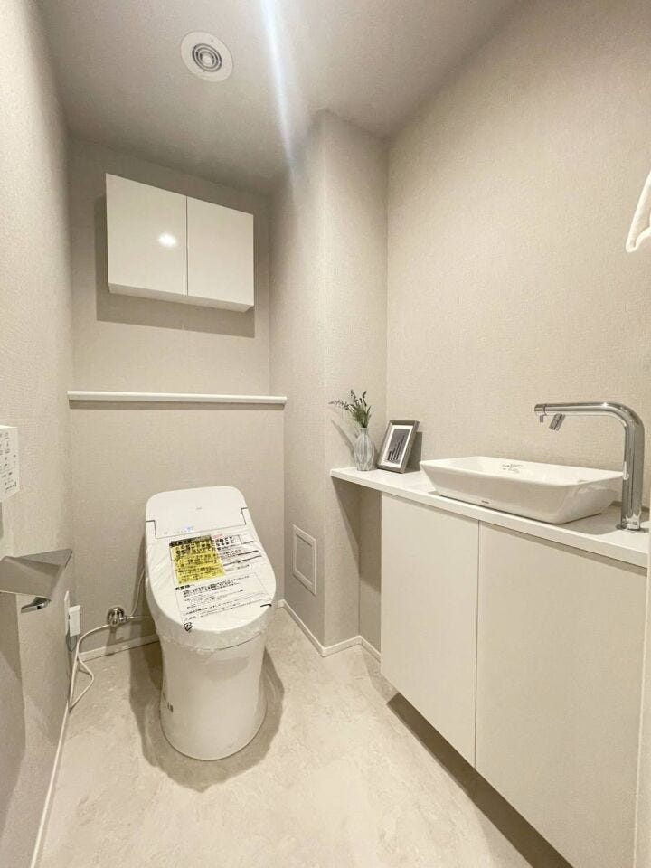 《トイレ》
ウォシュレット付きトイレです。
収納棚もしっかりあるのでトイレットペーパー等のストックも可能◎