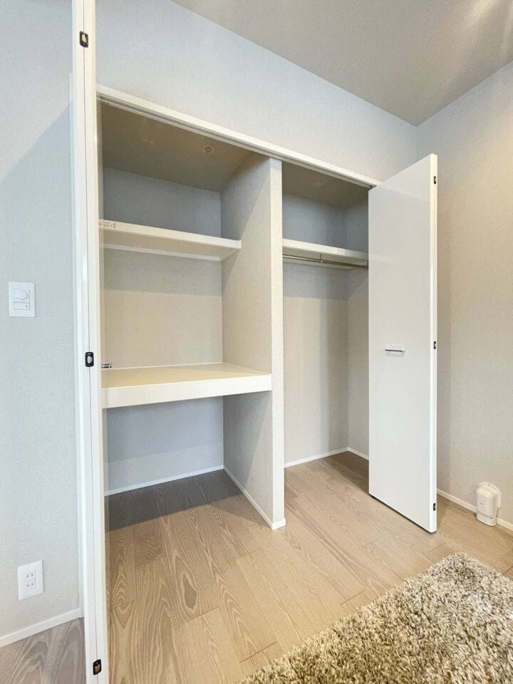 《クローゼット》
各部屋に収納スペースを確保しています。
トランクルーム・納戸もある収納の豊富な物件になります。