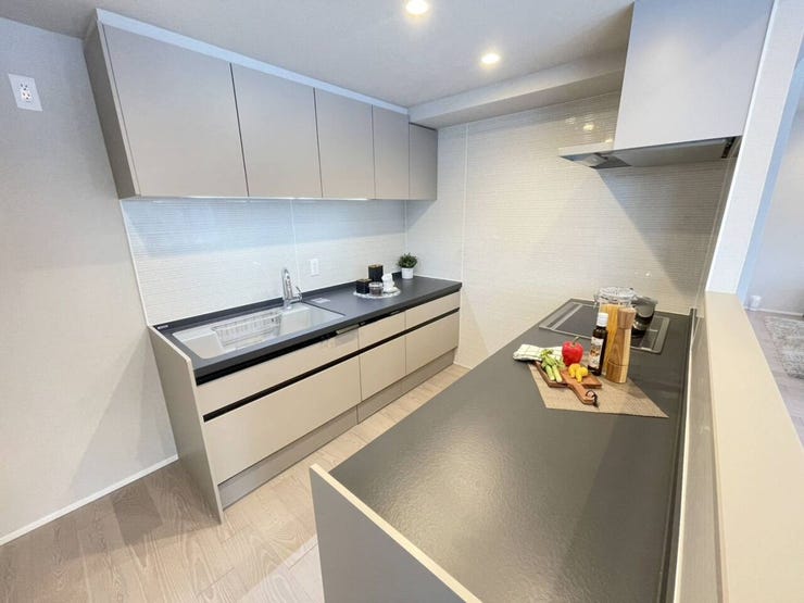 《キッチン》
広々キッチンは収納も大容量。
日常活躍する重要な水回りでもあるからこそ機能性・デザイン性◎食洗器付で毎日の家事負担を軽減してくれます。