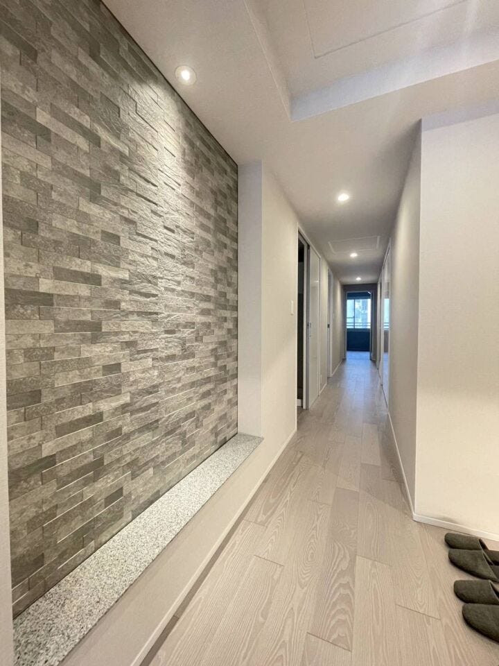 《廊下》
廊下部分にも収納スペースがあります。
ぜひ現地にてご覧くださいませ。