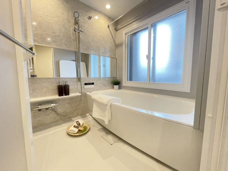 《浴室》
窓があり明るく開放感ある印象の浴室。
1日の疲れを癒してくれます。