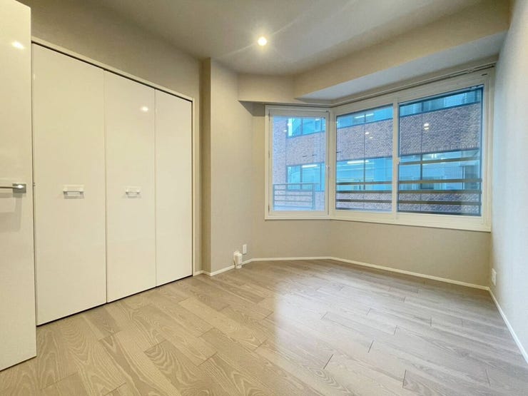 《洋室2》
約6帖のお部屋です。白を基調としたシンプルな内装でインテリアも選びやすい♪クローゼットがあり収納スペースをしっかりと確保しています。