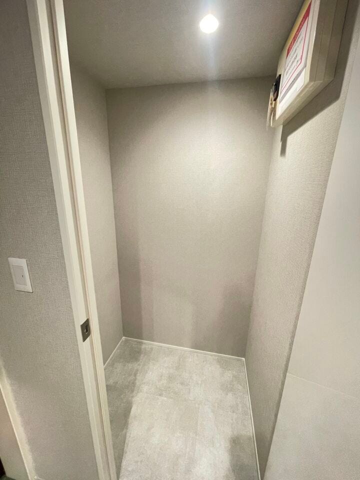 《納戸》
玄関横の収納スペース。
お子様のお外遊びグッズや傘等の収納にもピッタリ!
あると嬉しいスペースです。