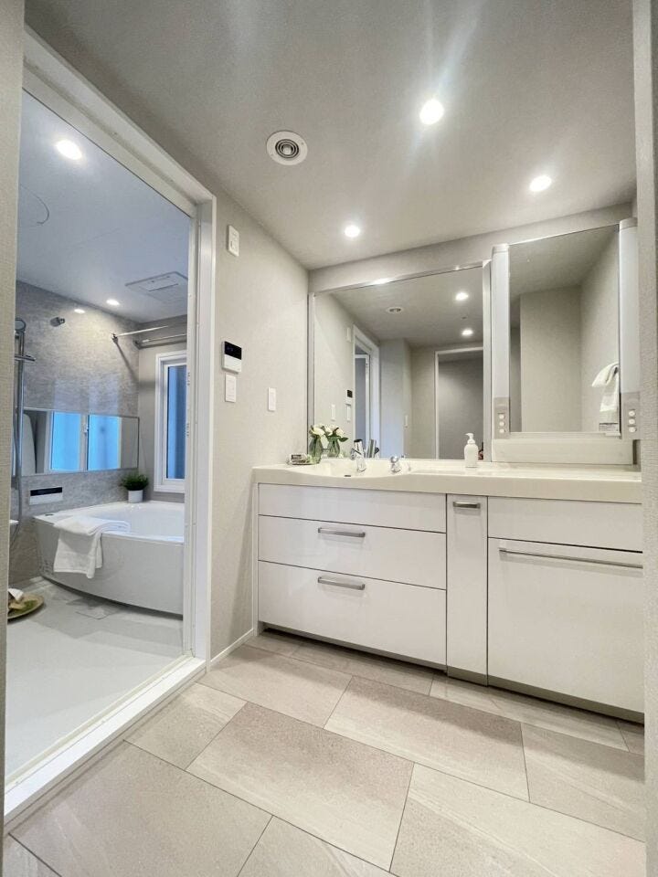 《洗面室》
白を基調とした清潔感のある明るい印象です。