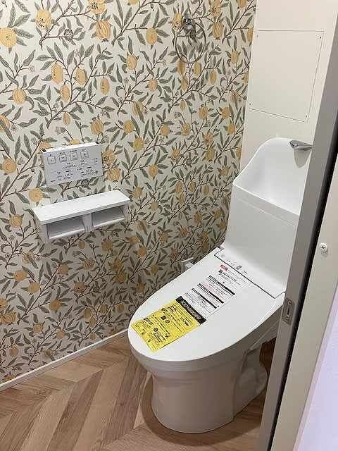 ヘリンボーン調の床材を合わせることで、クラシックさとモダンな質感が調和した落ち着きのある空間