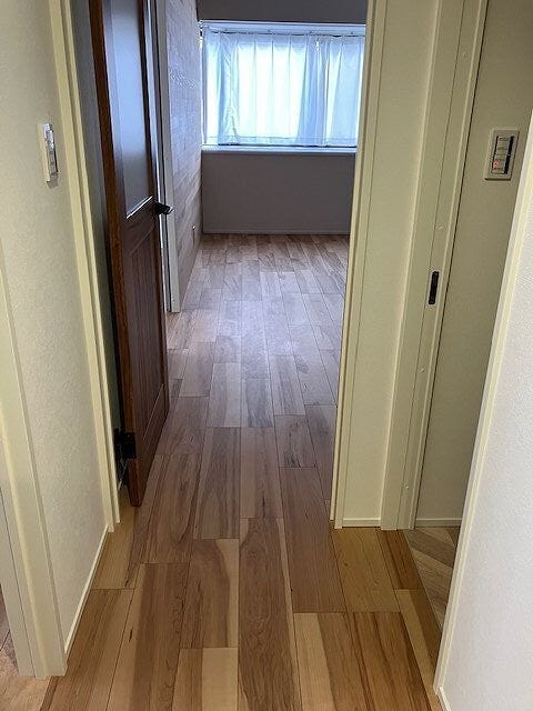 木目が際立つ落ち着いた雰囲気のフローリング!
建具や壁面にも木目を活かしたデザインを採用し、お住まい全体に統一感を持たせています