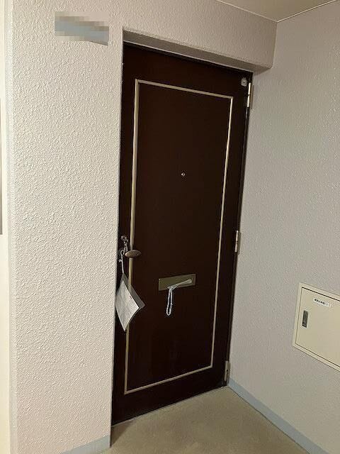 落ち着いたダークトーンの品格のある玄関ドア!