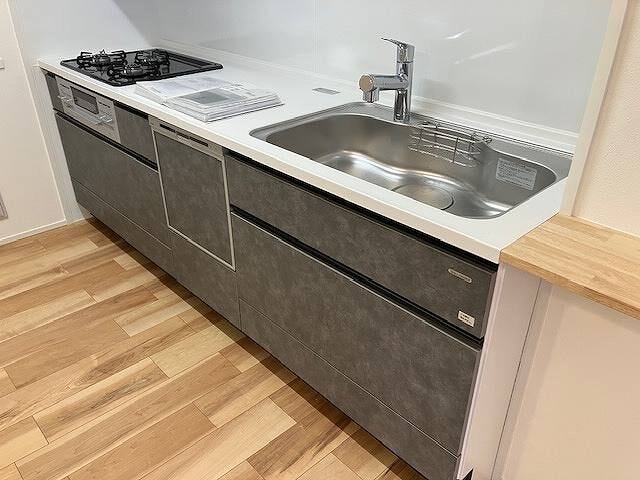 木の風合いを活かした空間に、スタイリッシュな灯りがアクセントを添えるキッチン!