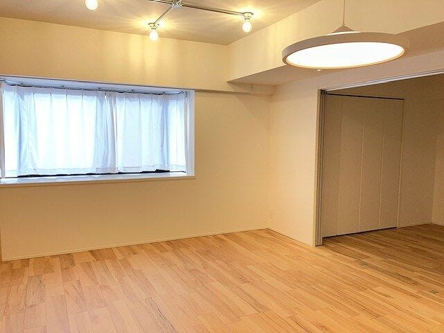 床に広がる木材の質感が、暮らしに安らぎを添えるリビング!