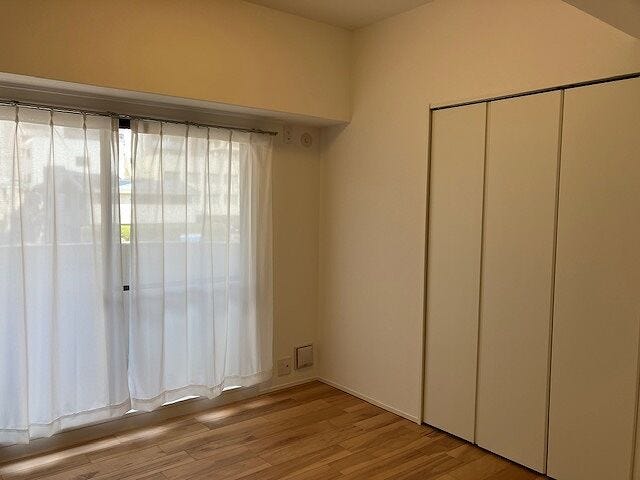 バルコニーに面しているので、外の空気を吸いながらリフレッシュするのもおすすめです!