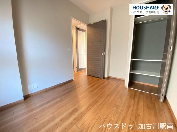 お掃除もラクチンなフローリングのお部屋です