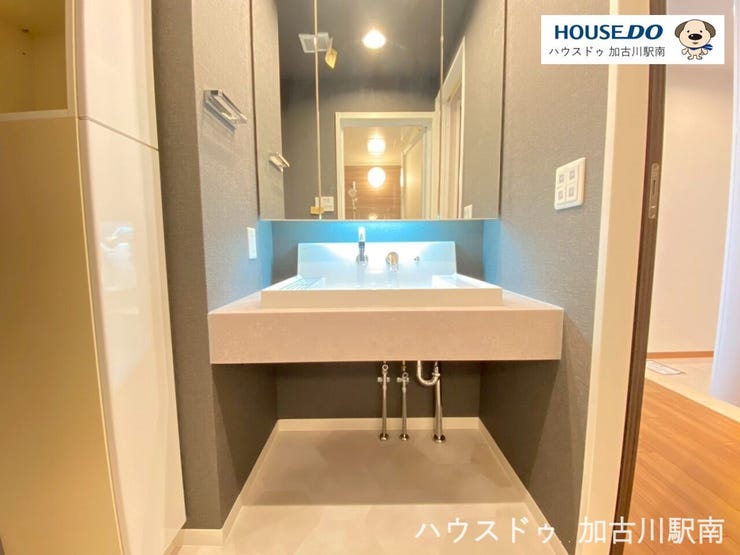 洗面からお化粧まで!忙しい朝の準備にぴったりなシャワー付洗面化粧台付き