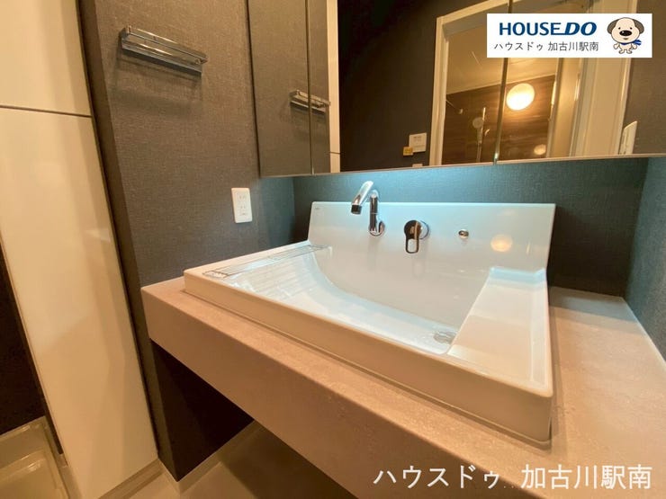 洗面からお化粧まで!忙しい朝の準備にぴったりなシャワー付洗面化粧台付き