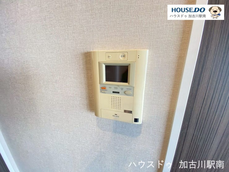 モニター付きインターホンあり。急な来客でも室内から顔が確認できると安心ですよね