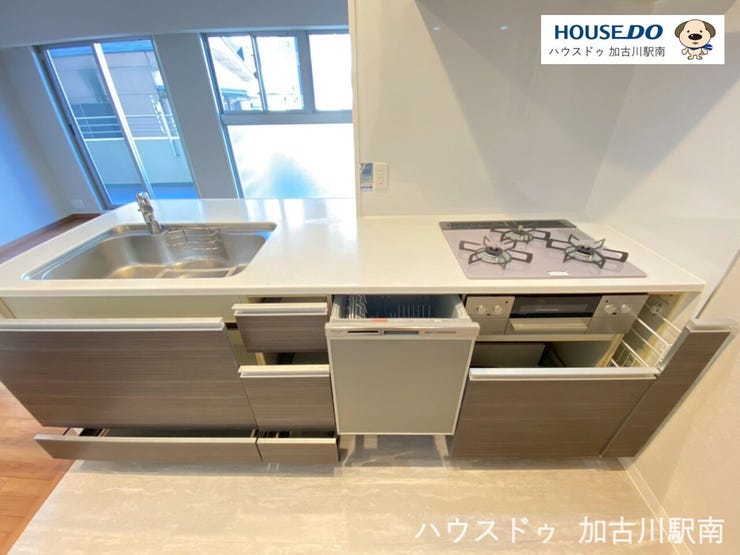 収納スペース・作業スペースが広いシステムキッチンは奥様にうれしいポイント!