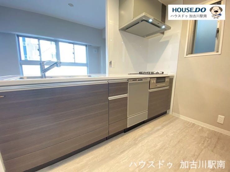 料理好きも納得の収納たっぷり、3口コンロで同時調理もラクラク!
三口ガスコンロ+グリル付きで、同時調理もスムーズです♪