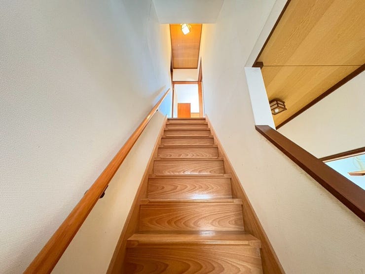 2階へ向かう階段♪手すり付きで安心です♪