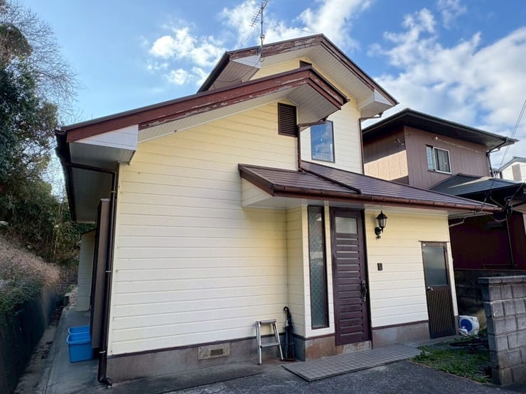 外観写真です♪玄関右手側に物置があります♪