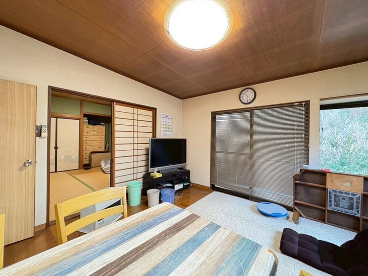 リビングです♪奥に和室があります♪広々としていますよ♪