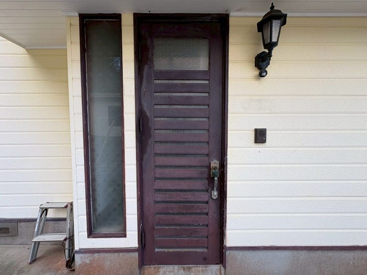 玄関です♪扉の横に大きな明かり取りの窓があるので玄関内は明るいです♪