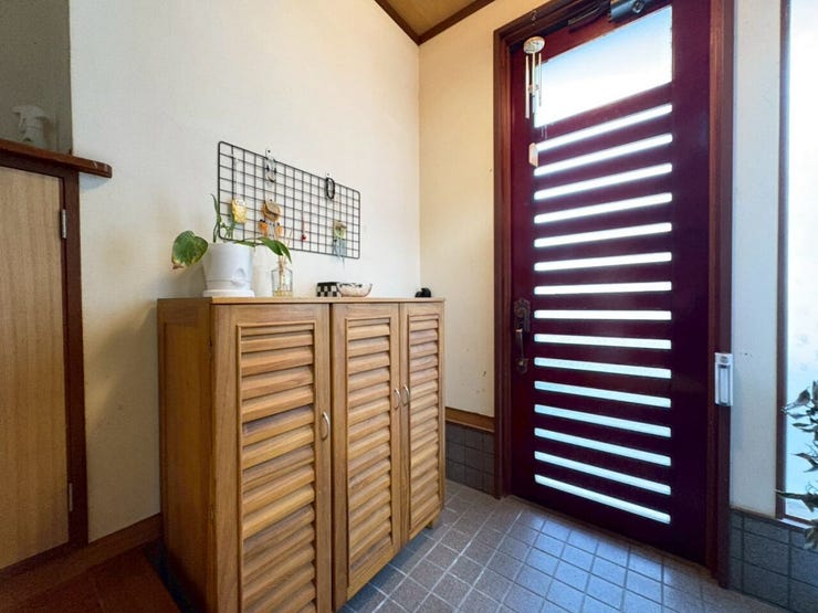 明るい玄関内部♪玄関収納があるので助かりますね♪