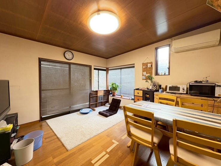 リビングを別角度から♪大きな掃き出し窓と、コーナーは出窓になっており、お部屋に明るく日差しを取り込みます♪