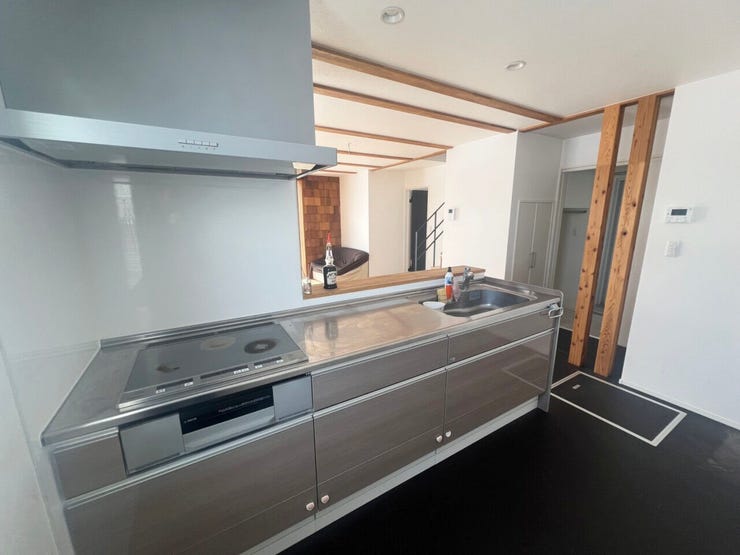 室内(2026年1月)撮影
◎本日案内可能◎
リビングの様子を見ながら家事ができる対面式キッチン!
IHクッキングヒーターのため、お子様との料理も楽しめそう♪