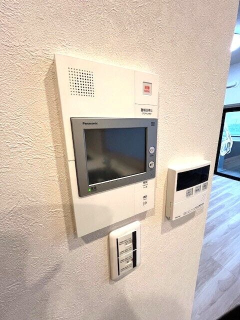 モニター付インターホン有。来訪者の顔が見えるので、防犯にも繋がります♪