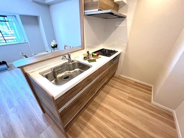 キッチンは対面式でリビングのご家族と会話を弾ませながら料理が楽しめます♪人工大理石仕様で掃除もラクラク!