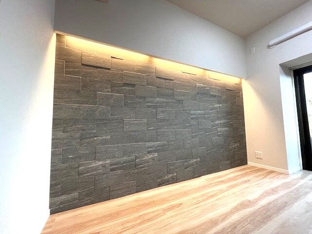 アクセントクロスとダウンライトが映える洗練されたリビング空間!