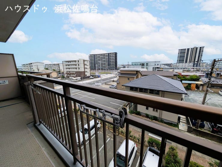 4階南向きの眺望。近くに大きな建物は無く陽当り眺望良好♪
