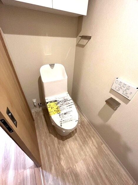 新品交換済のトイレスペース。
温水洗浄便座付!