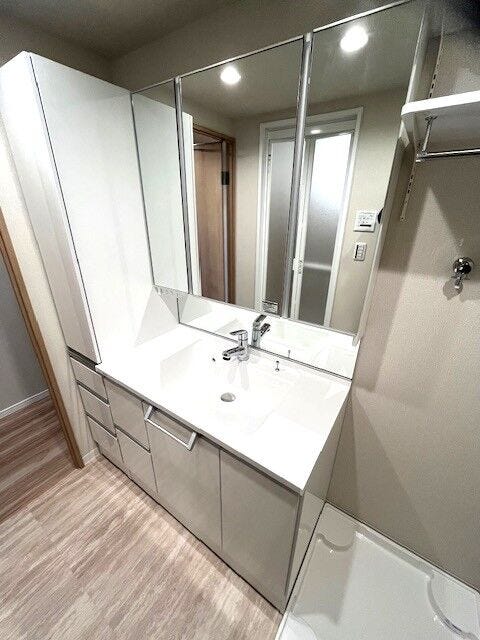 洗面台は新品交換実施済です!
隣には収納棚も付いており、実用的!