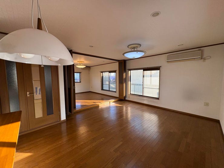 ダイニングにはカウンターテーブルが付いていますので家族横並びで
食事をすることもできます。