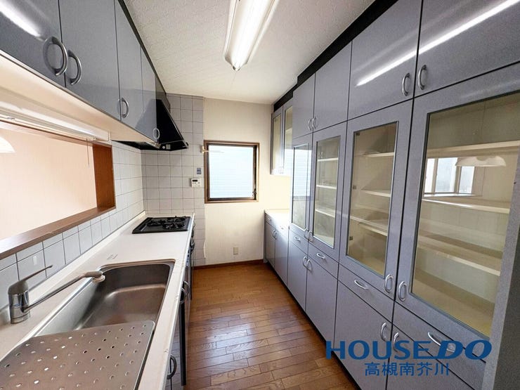 広々としたキッチンに大容量のカップボード。
これはお料理も捗りますね♪