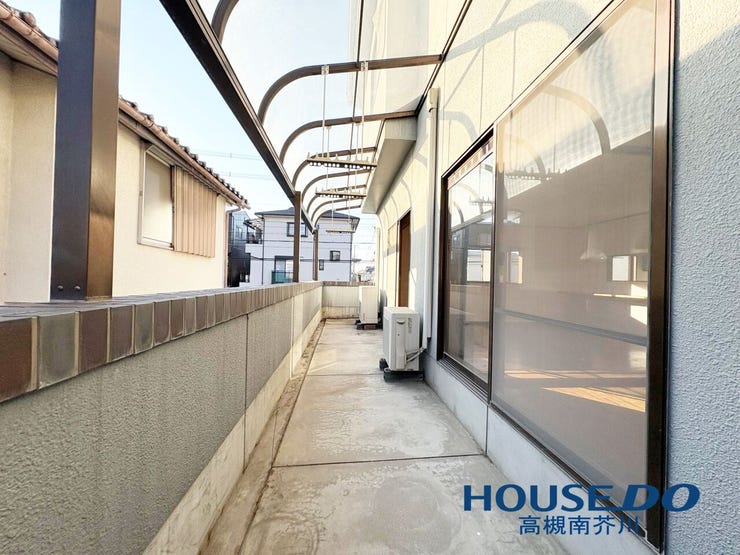 ベランダもございます。洗濯物を干すのに便利ですね。