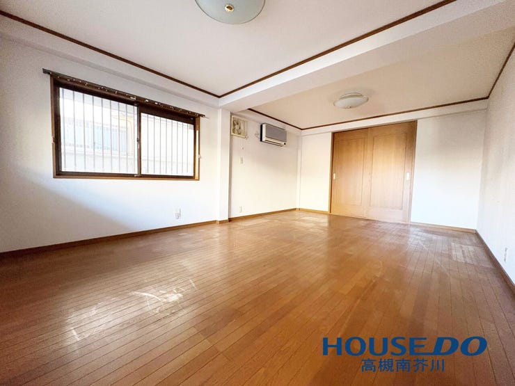 ガレージ隣にも洋室が2つございます。
作業部屋や仕事部屋に、いかがでしょうか。