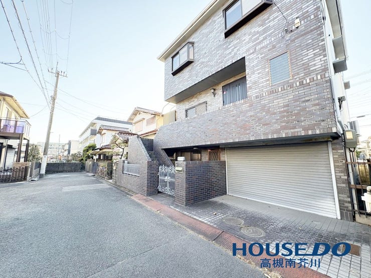 大きなガレージがついており、大切なお車を汚れから守ることができますよ!