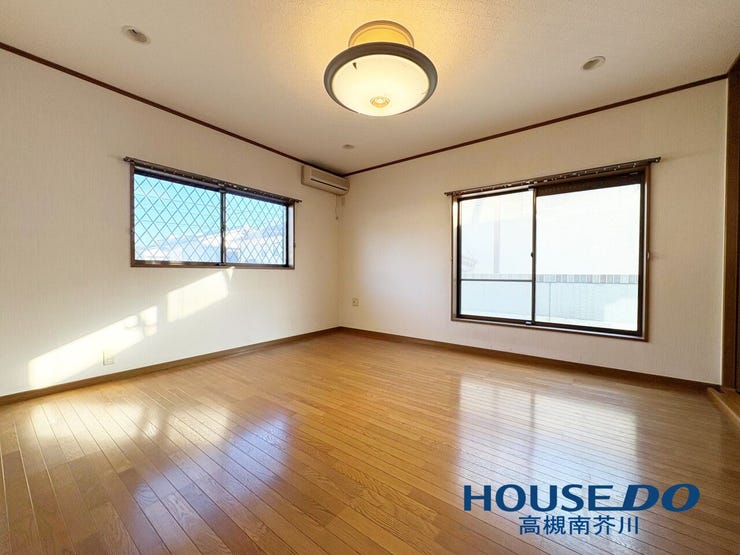 こちらはリビング横の洋室です。仕切り扉でつながります。