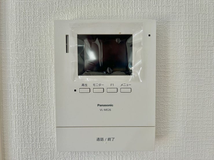 ◇TVモニター付インターホン◇
TVモニターで訪問者を確認してから会話することができますので、安心して対応していただけます。また、姿を見られたくない空き巣や不審者が嫌がるため防犯効果も高まります。