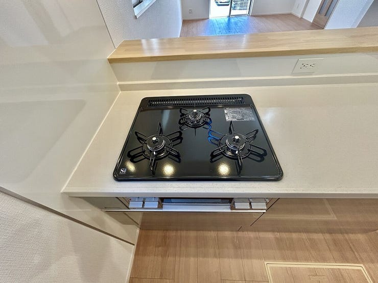 ◇三口コンロ◇
3口コンロ付きなので、お料理がすごくはかどります。煮込み料理をしながら、焼き物や汁物などをパパパッとお料理可能です。コンロの数が多いことで時短料理も可能になるのが嬉しいですね。