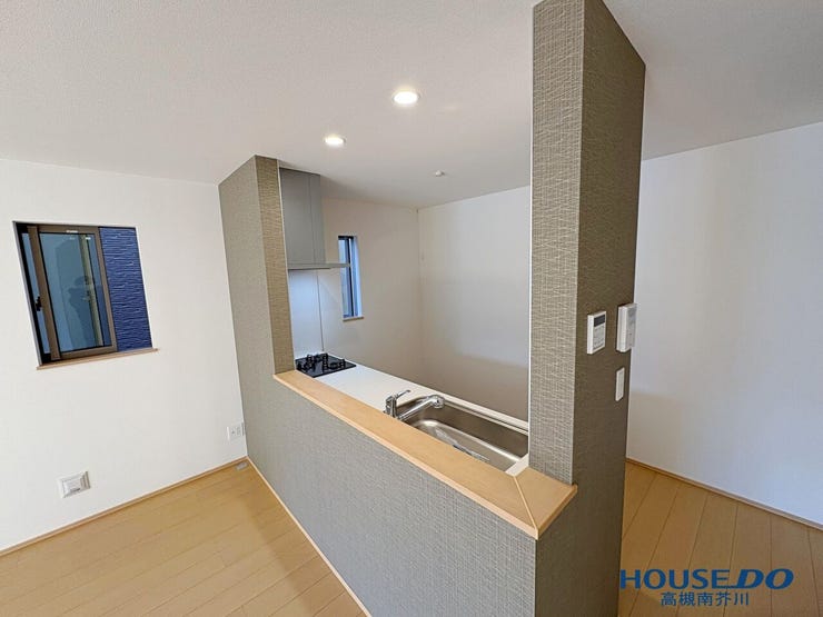 キッチン周りのカラーリングおしゃれです。
キッチンの後ろのスペースもたっぷり。