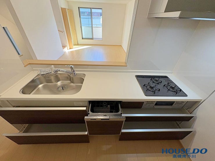 キッチン収納たっぷりございます。
食器洗い乾燥機完備で家族団らんの時間を楽しめます。