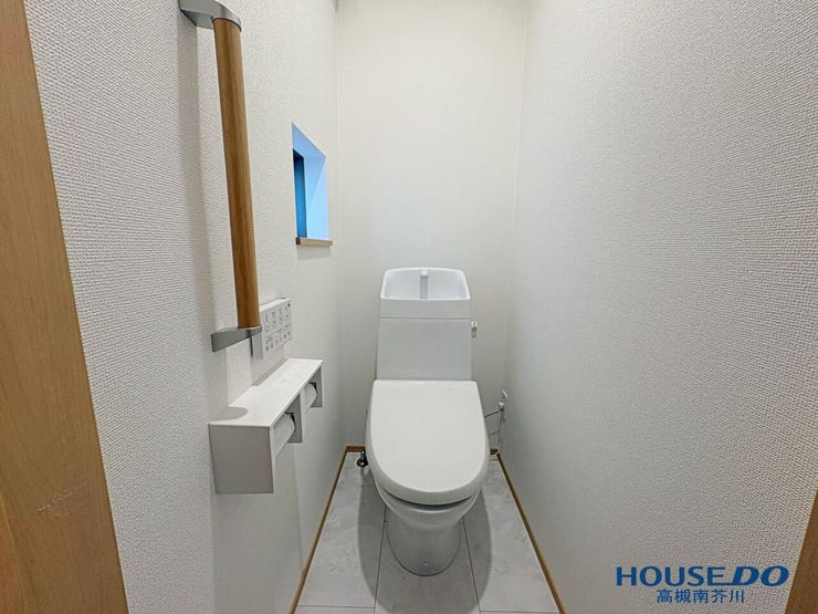 1階2階にトイレあります。
朝の忙しい時間帯に順番待ちがなくなるかも!?
温水洗浄便座完備です。