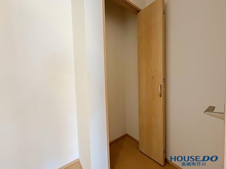 キッチン後ろのスペースだけでなく、パントリーもございます。
食材保存、調理器具に大活躍。