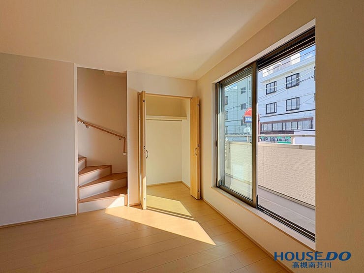 LDK窓の横に大きな収納。
これだけあればLDKの物もすっきり収納できます。