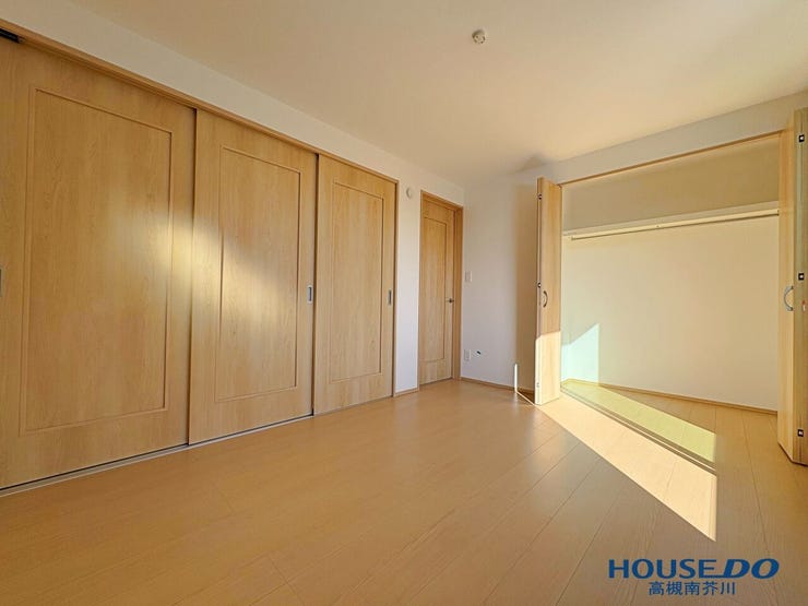 3階6帖。
明るい日差しが入ってきます。
こちらも広い収納完備です。