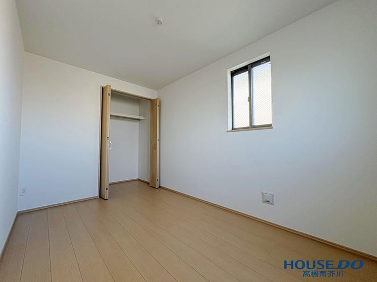 3階5帖。
窓2面あるので北側でも明るいですね。
収納もあります。