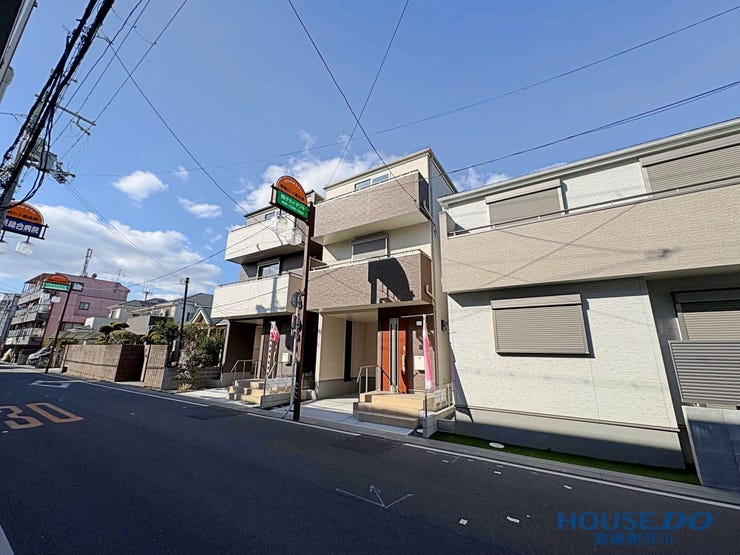 【外観】
落ち着いた色の外壁のお家です。
階段には手すりもあり安心ですね。