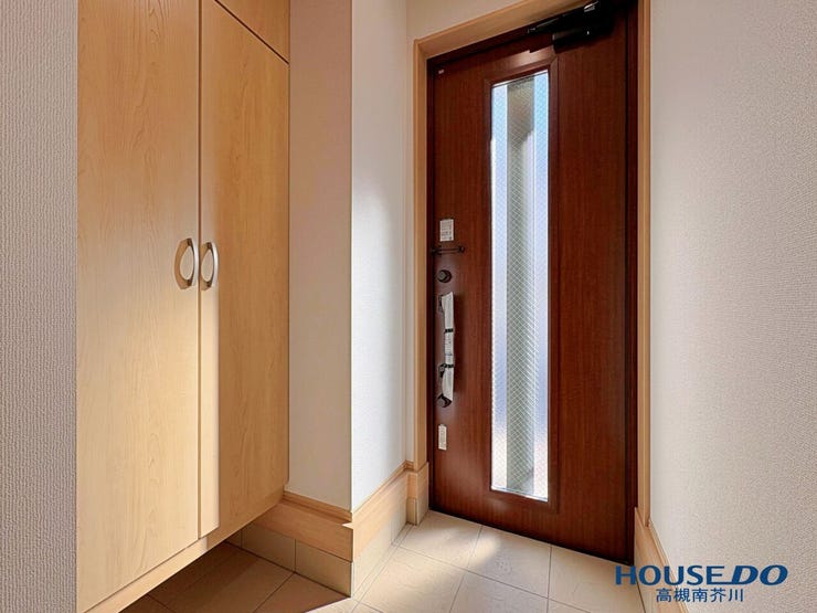 玄関ドアから日差しが差し込み明るい玄関です。
また、玄関収納もたっぷり。家族の靴も十二分収納できますね。